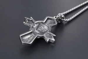 Details der gotischen Totenkopf-Anhänger-Rückseite mit mattem Finish und quadratischer Kette
