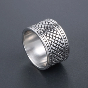 Bague large rétro en acier inoxydable avec motif à carreaux et bords perlés argentés