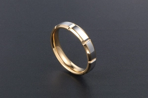 Détail macro de la bague bicolore or et argent en acier inoxydable au design géométrique