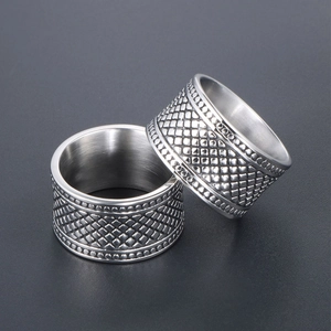 Bague large rétro en acier titane avec motif à carreaux et bordure perlée élégante