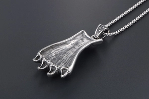 Détail macro du pendentif griffe d'ours antique en acier titane avec texture oxydée