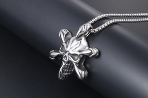 Nahaufnahme eines gotischen Totenkopf-Anhängers mit Metallkrallen an einer Kette