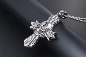 Detail-Makroansicht eines Gothic-Totenkopf-Kreuzanhängers mit feinen Metallgravuren