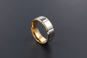Détail d'une bague bicolore en titane avec segments argentés et placage en or