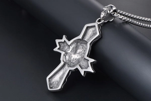 Makro-Detail des gotischen Totenkopf-Kreuzanhängers mit polierten und gealterten Texturen