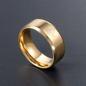 Goldener Freimaurer Ring aus Titanstahl mit Zirkel und Winkelmaß auf grauem Grund