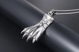 Pendentif griffe d'ours en acier titane poli sur chaîne serpent avec éclat métallique