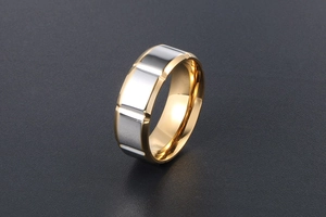 Vue macro détaillée de la bague bicolore or et argent en acier inoxydable avec rainures