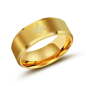 Goldener Freimaurer-Ring aus Titanstahl mit Zirkel und Winkelmaß-Symbol auf weißem Grund