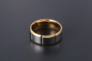 Détail d'une bague bicolore en titane avec finition grise mate et rainures verticales