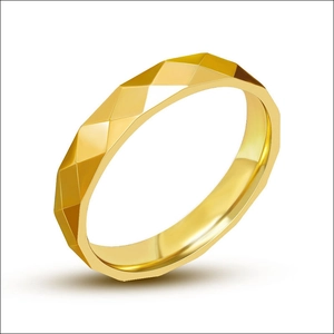 Vista dettagliata di un anello d'oro minimalista con superficie geometrica a taglio diamante
