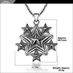 Vue détaillée du pendentif étoile vintage de 48,7 mm de hauteur et 45,3 mm de largeur