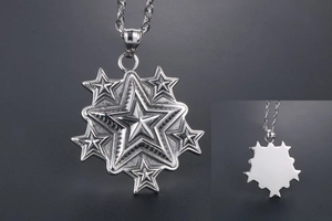 Détail macro du pendentif étoile vintage montrant le design 3D multicouche et textures