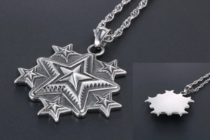 Détail du pendentif étoile en acier inoxydable avec finition argentée vieillie