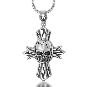 Gotischer Totenkopf Kreuzanhänger aus Silber mit Vintage-Flammenmuster auf weißem Hintergrund