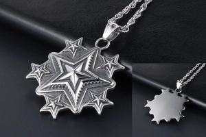 Gros plan du pendentif étoile argentée vintage avec chaîne torsadée épaisse