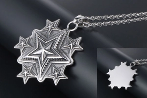 Vue détaillée du pendentif pentagramme argenté avec texture vintage et dos poli brillant
