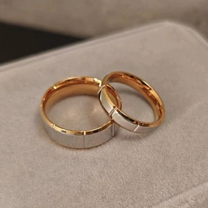 Bague de Couple en Acier Titane Bicolore Simple Anneau en Acier Inoxydable Poli avec Rainures Verticales Géométriques pour Hommes Femmes