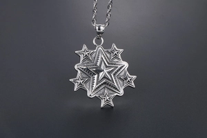 Vue macro du pendentif étoile en acier inoxydable rétro avec texture en relief