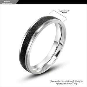 Détail d'une bague de 4mm avec centre noir mat texturé sur acier inoxydable poli
