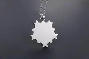 Vue macro d'un pendentif emblème étoile en acier inoxydable poli pour hommes et femmes