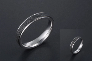 Détail de l'insert de texture noire mate sur une bague en acier inoxydable poli