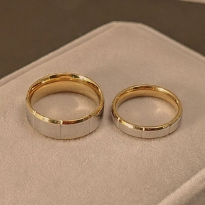 Bagues de couple bicolores en acier titane avec design or et argent dans un écrin