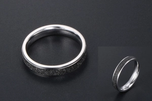 Détails d'une bague minimaliste avec incrustation noire mate et bords en acier inoxydable poli