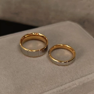 Bagues de couple bicolores en acier inoxydable argent et or avec rainures verticales