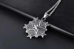 Vue macro d'un pendentif étoile vintage sur chaîne torsadée avec fond en cuir texturé noir