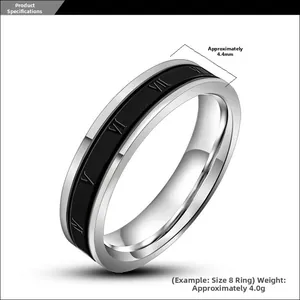 Gros plan sur une bague en titane argenté avec bande noire et chiffres romains gravés