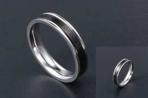 Détail de la bague en acier titane avec gravure de chiffres romains noirs et finition polie