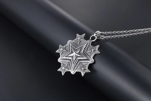 Vue macro du pendentif étoile en acier inoxydable rétro avec finition oxydée