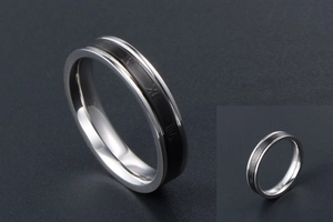 Vue détaillée de la bague en acier titane avec gravures de chiffres romains élégants