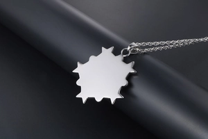 Vue macro d'un pendentif flocon de neige en argent poli avec chaîne pour gravure personnalisée