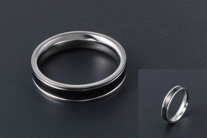 Détail macro d'une bague en acier titane avec bande émaillée noire et chiffres romains