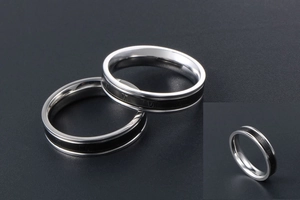 Vue macro d'une bague en acier titane avec insert noir et chiffres romains gravés