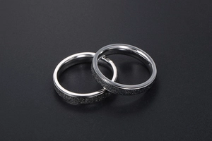 Vue macro de bagues de couple avec texture dépolie noire et intérieur en argent poli
