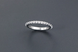 Makroaufnahme eines silbernen Titanstahlrings mit klassischem poliertem Perlentextur-Design