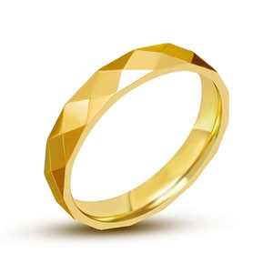 Anello minimalista in acciaio inossidabile dorato con superficie geometrica sfaccettata
