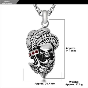 Vue macro montrant les dimensions et le poids du pendentif crâne punk serti de gemmes