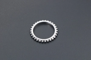 Detailansicht des polierten silbernen Perlenrings mit minimalistischem Banddesign