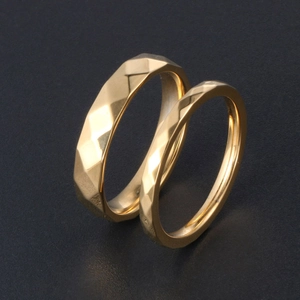 Anelli geometrici minimalisti sfaccettati dorati in set da due pezzi per coppie in acciaio