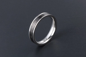 Détail de la bague en acier titane avec gravures de chiffres romains et finition polie