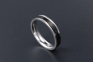 Détail macro de la bague en acier titane avec chiffres romains noirs et bordures argentées