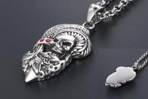 Détail macro du pendentif crâne punk avec zircons rouges et gravure argentée vintage