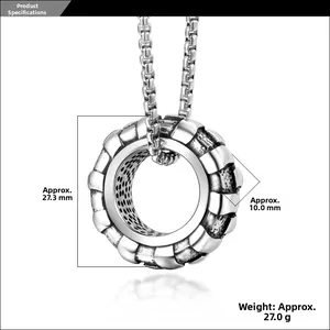 Détail macro du pendentif pneu argenté de 27,3 mm avec design industriel engrenage