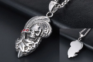 Vue détaillée du pendentif crâne punk avec strass rouges et gravures de feuilles