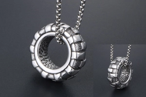 Vue macro du pendentif pneu rétro industriel avec texture alvéolée et acier vieilli