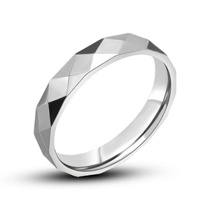 Anello geometrico d'argento minimalista con trama sfaccettata 3D e finitura lucida